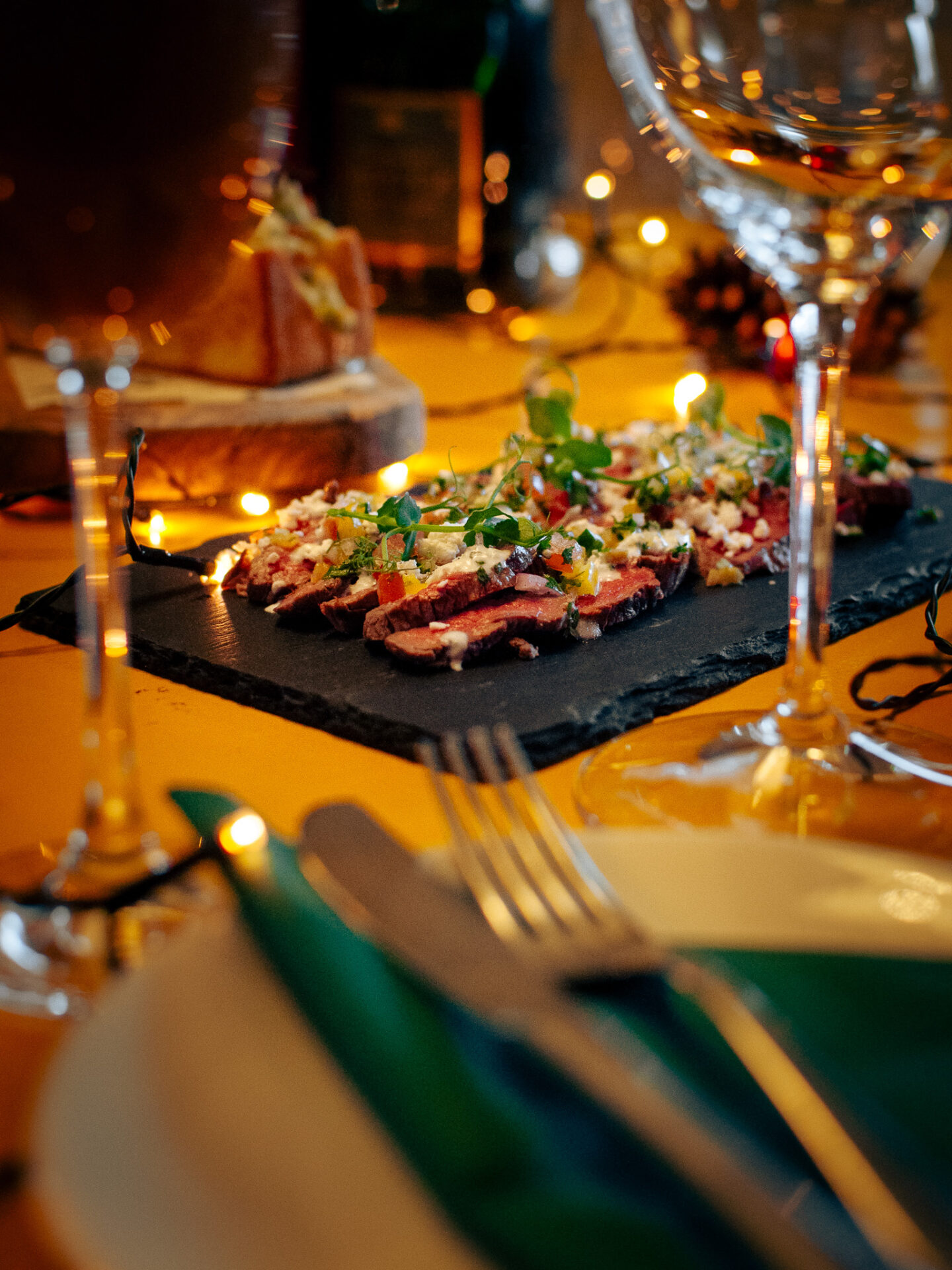 Shared dining kerstgerecht met gesneden steak bij Aards Eetbar