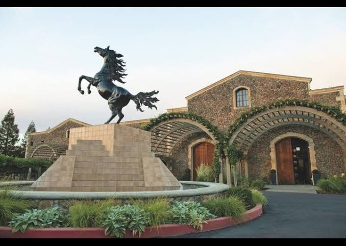 Het paardenbeeld bij de ingang van Delicato Family Wines in Californië