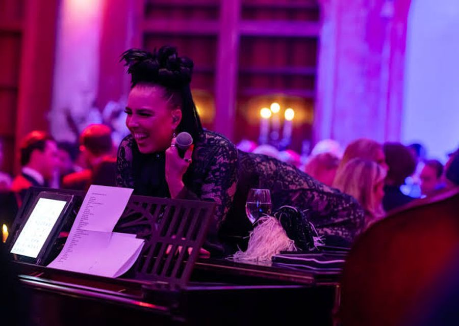 Zangeres bij de vleugel tijdens een Jazz & Wine diner