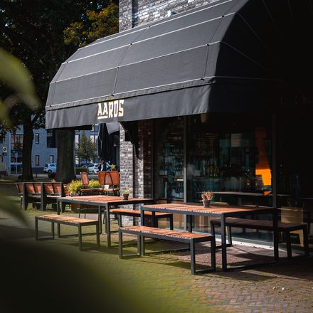 De gevel van Aards in winkelcentrum Koningsoord in Berkel-Enschot