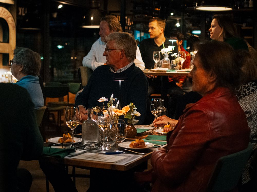 Gezelschap aan tafel tijdens een besloten wijnproeverij bij Aards in Berkel-Enschot
