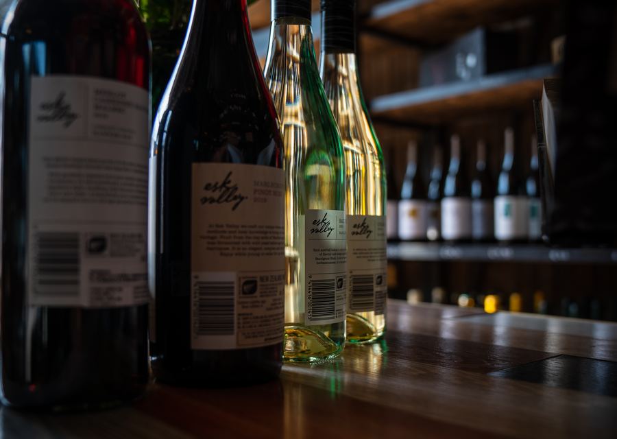 Wijnflessen op de bar van de wijnwinkel van Aards