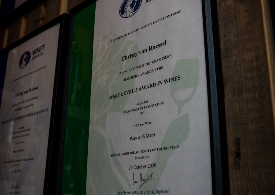 WSET-certificaat aan de muur bij Aards
