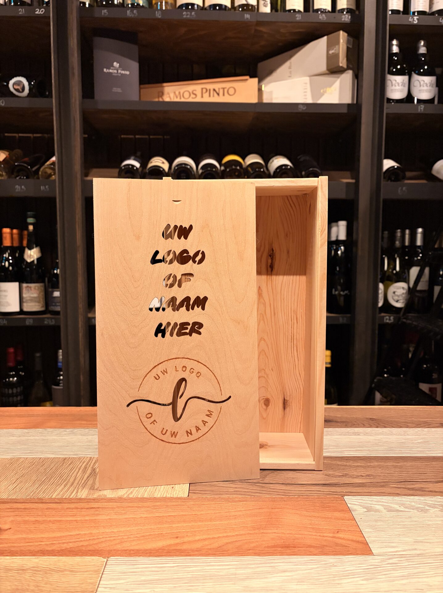 Houten wijnkist met gegraveerde tekst van Wijnwinkel Aards